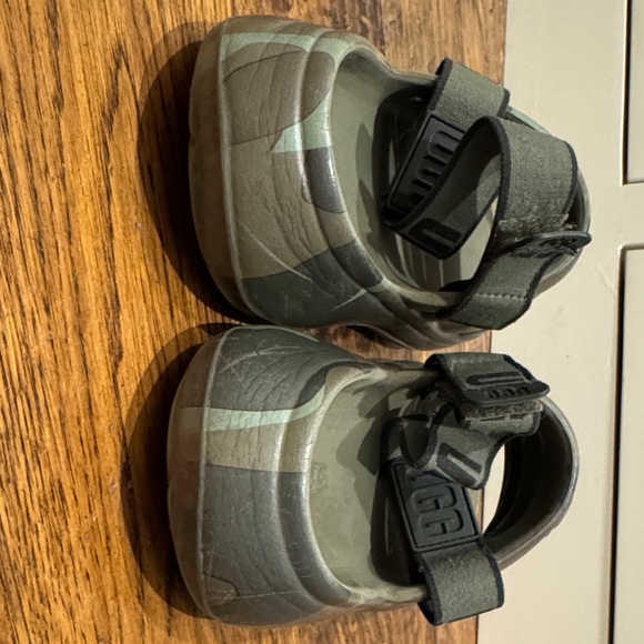 UGG Kids Green and Brown Camo Slippers (size 1) with removable straps - Picture 9 of 10